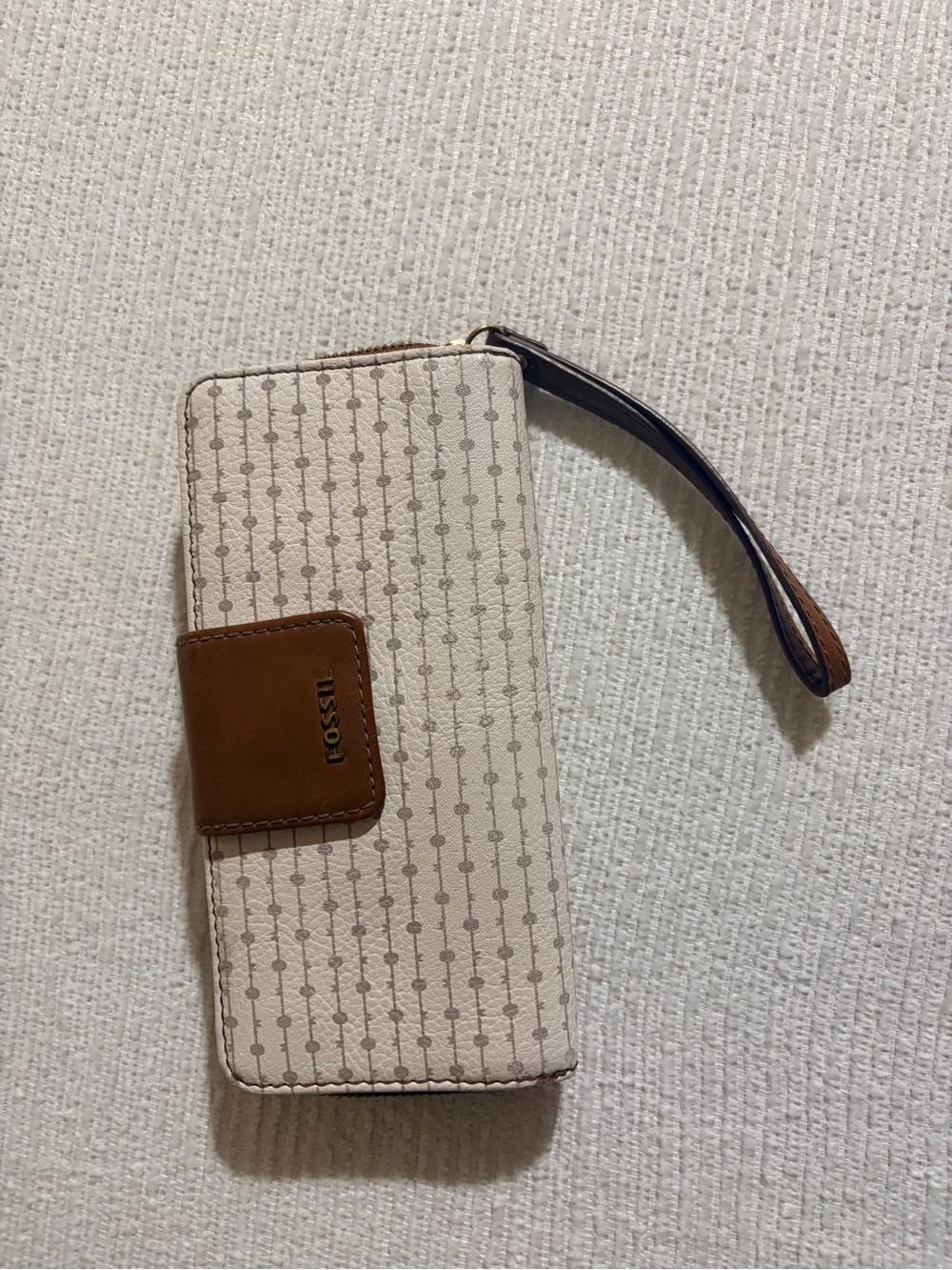 Fossil Cream Wristlet Wallet with Brown Trim and Strap